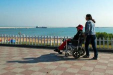 广安八旬老人推轮椅带老伴游中国(为了方便推轮椅带老伴出门)