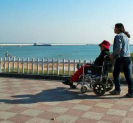 广安八旬老人推轮椅带老伴游中国(为了方便推轮椅带老伴出门)